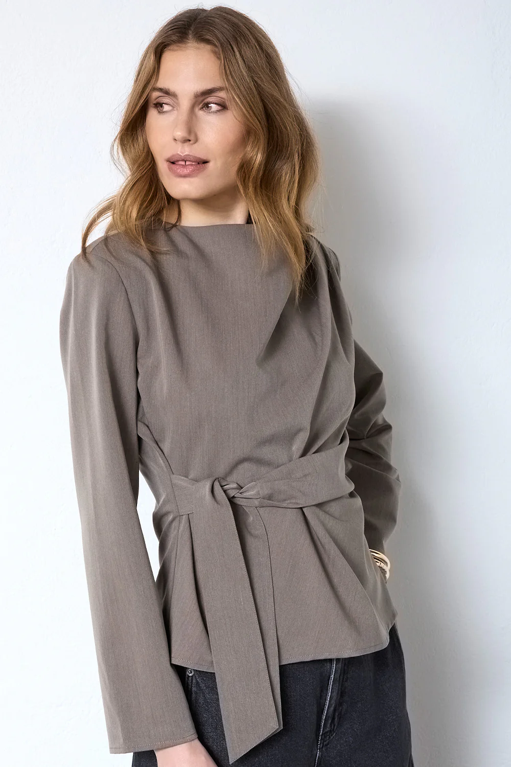 Tenga Pleat Blouse 45043 | Walnut | Bluse fra Co'couture