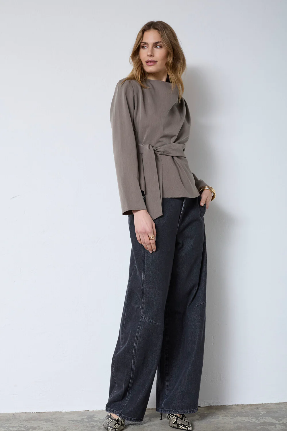 Tenga Pleat Blouse 45043 | Walnut | Bluse fra Co'couture - Image 3