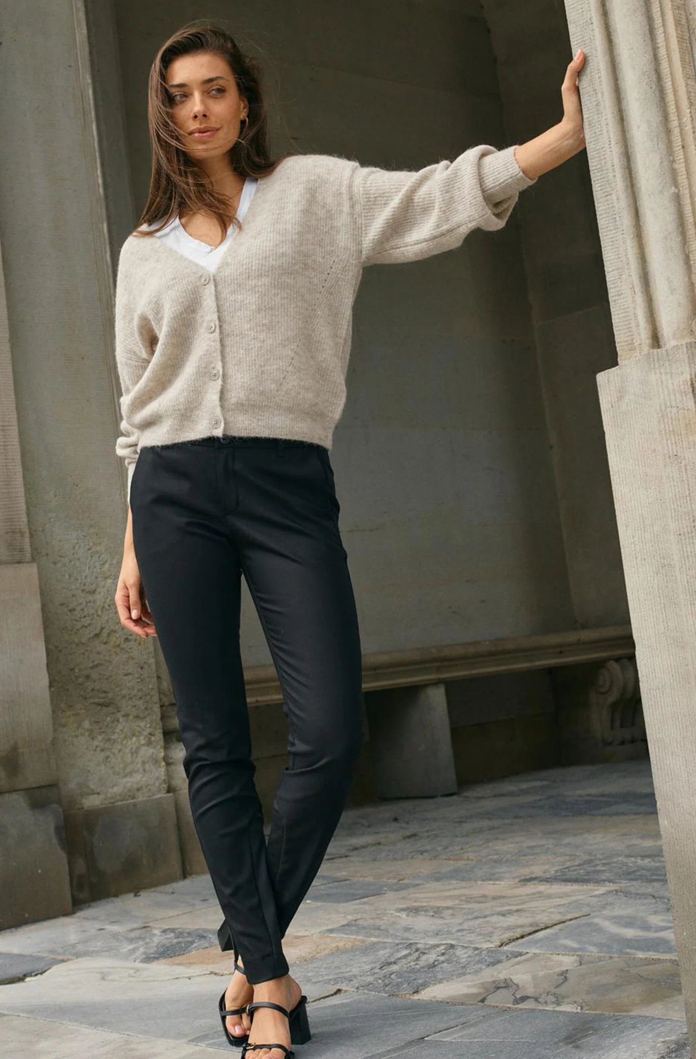 Thora V-Neck Knit Cardigan | Feather Gray | Strik fra Mos Mos - Image 14
