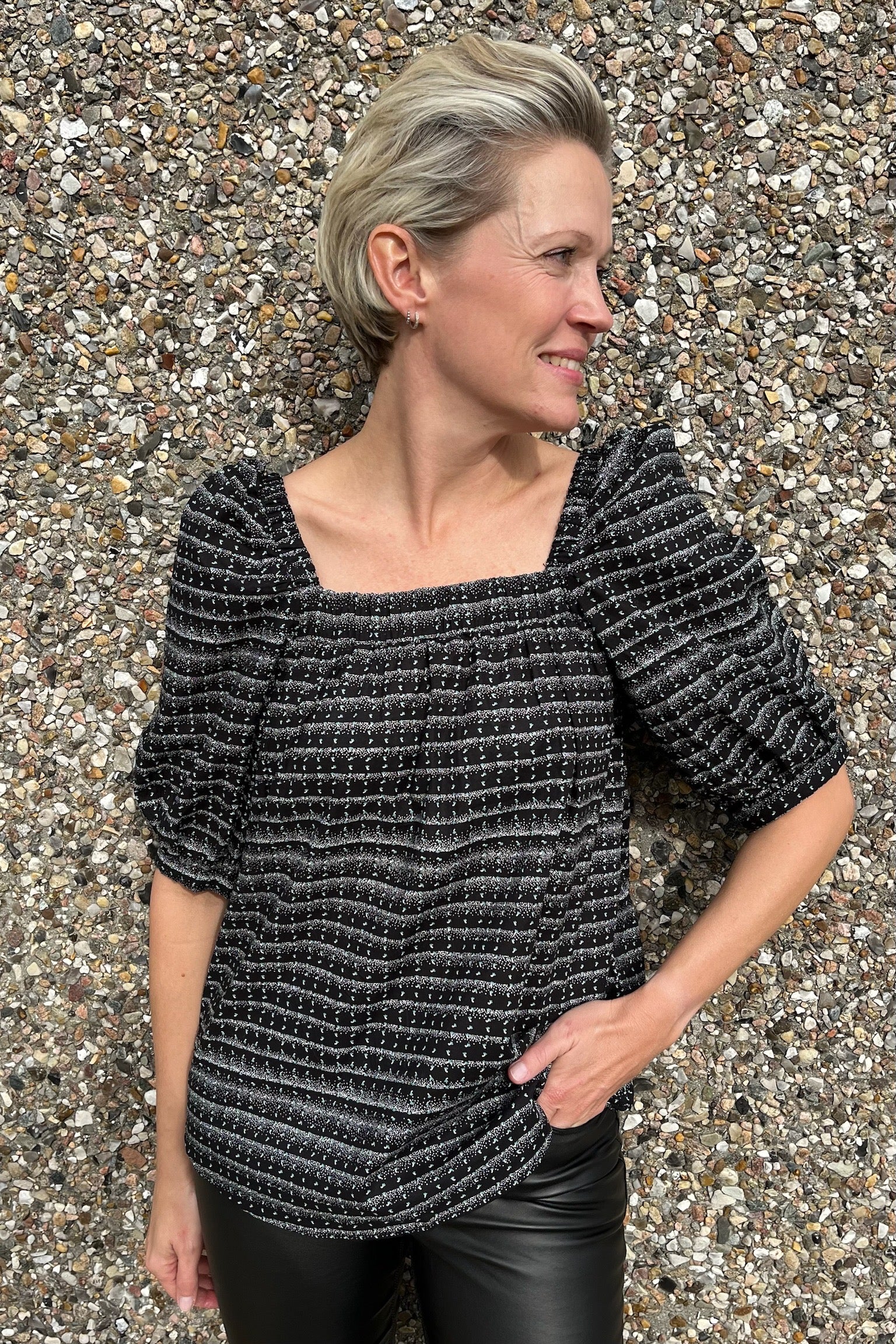 Tiia-Blouse | Black w. Off-white | Bluse fra Freequent - Image 3