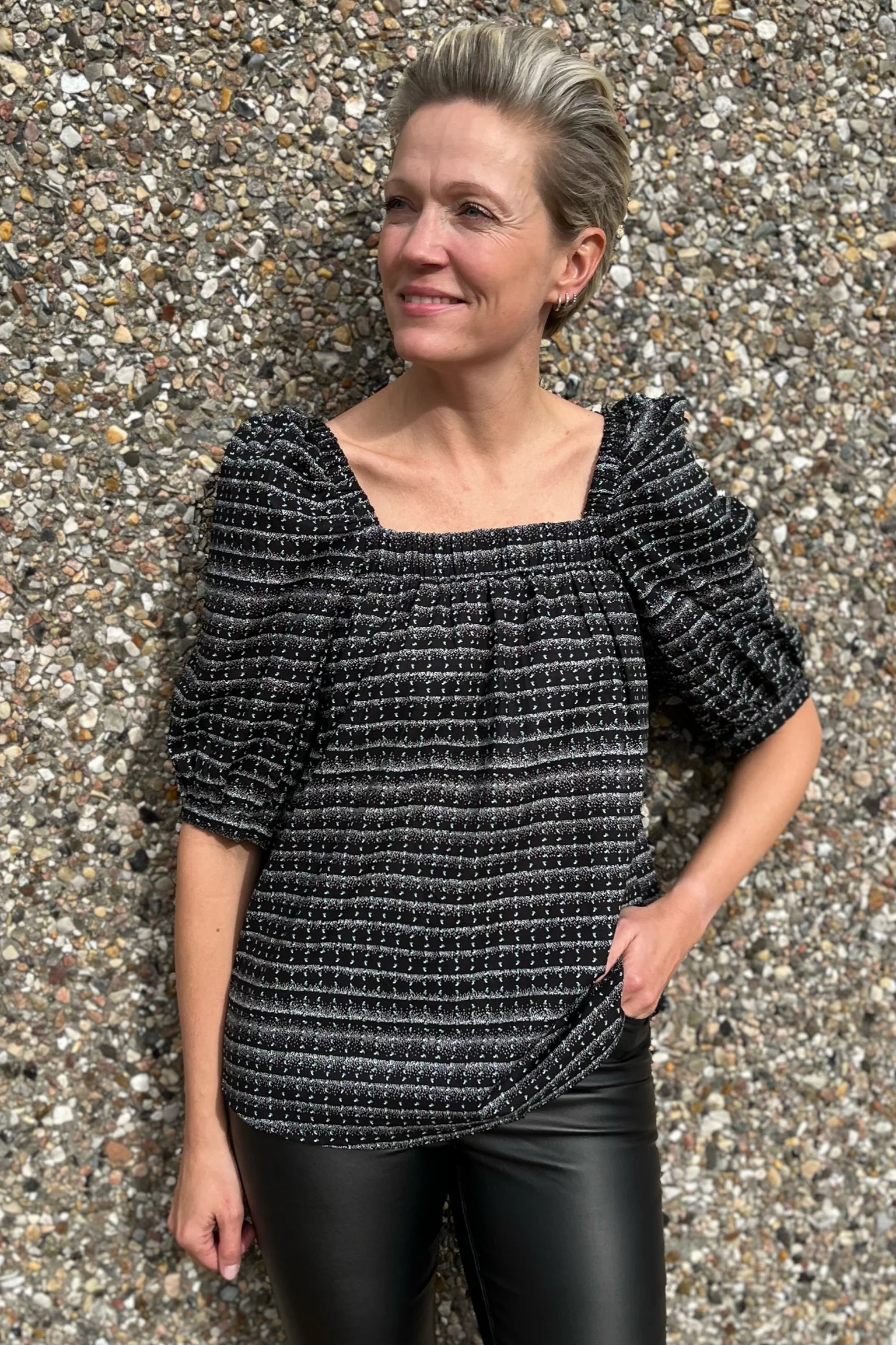 Tiia-Blouse | Black w. Off-white | Bluse fra Freequent - Image 8