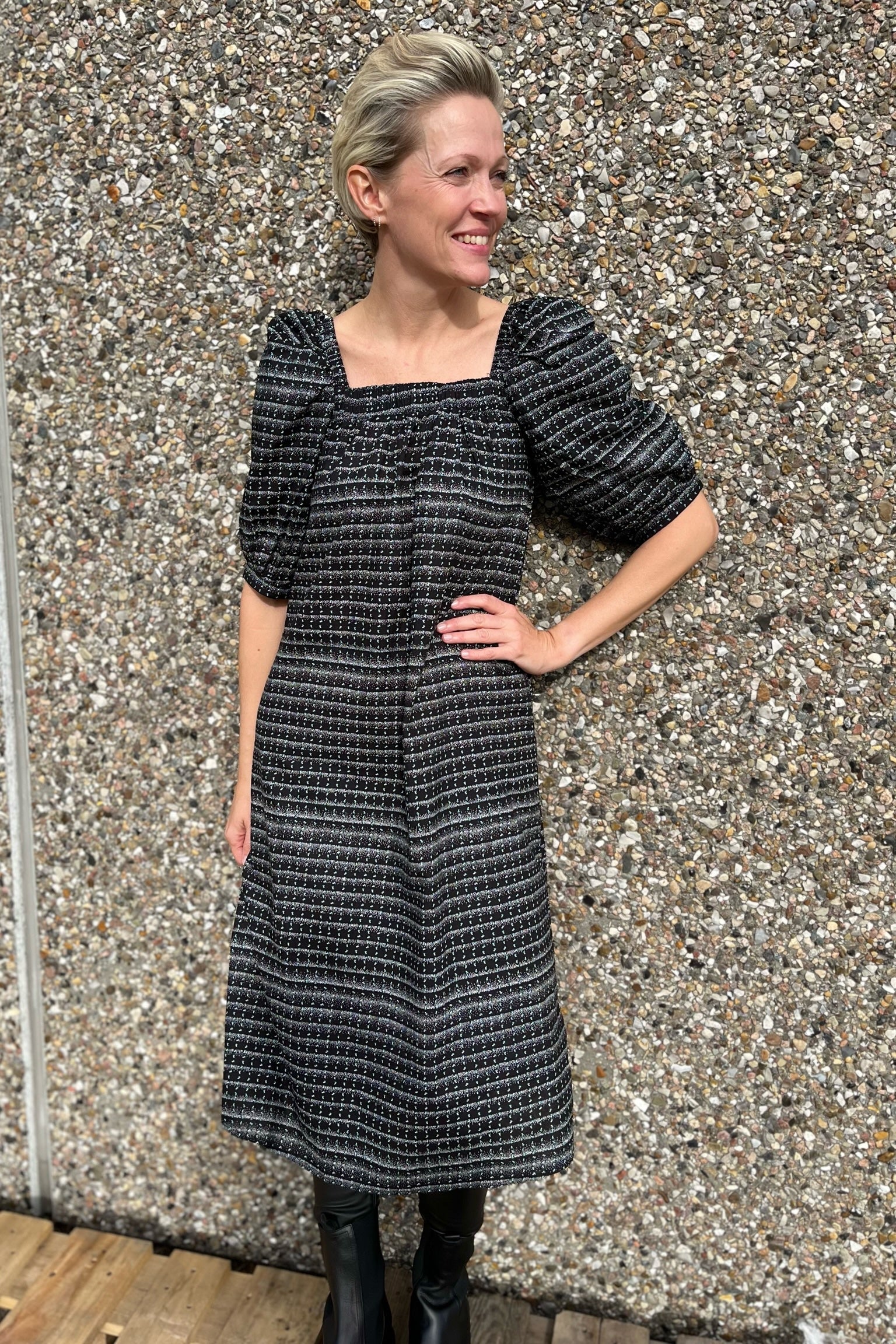 Tiia Dress | Black w. Off-white | Kjole fra Freequent - Image 3