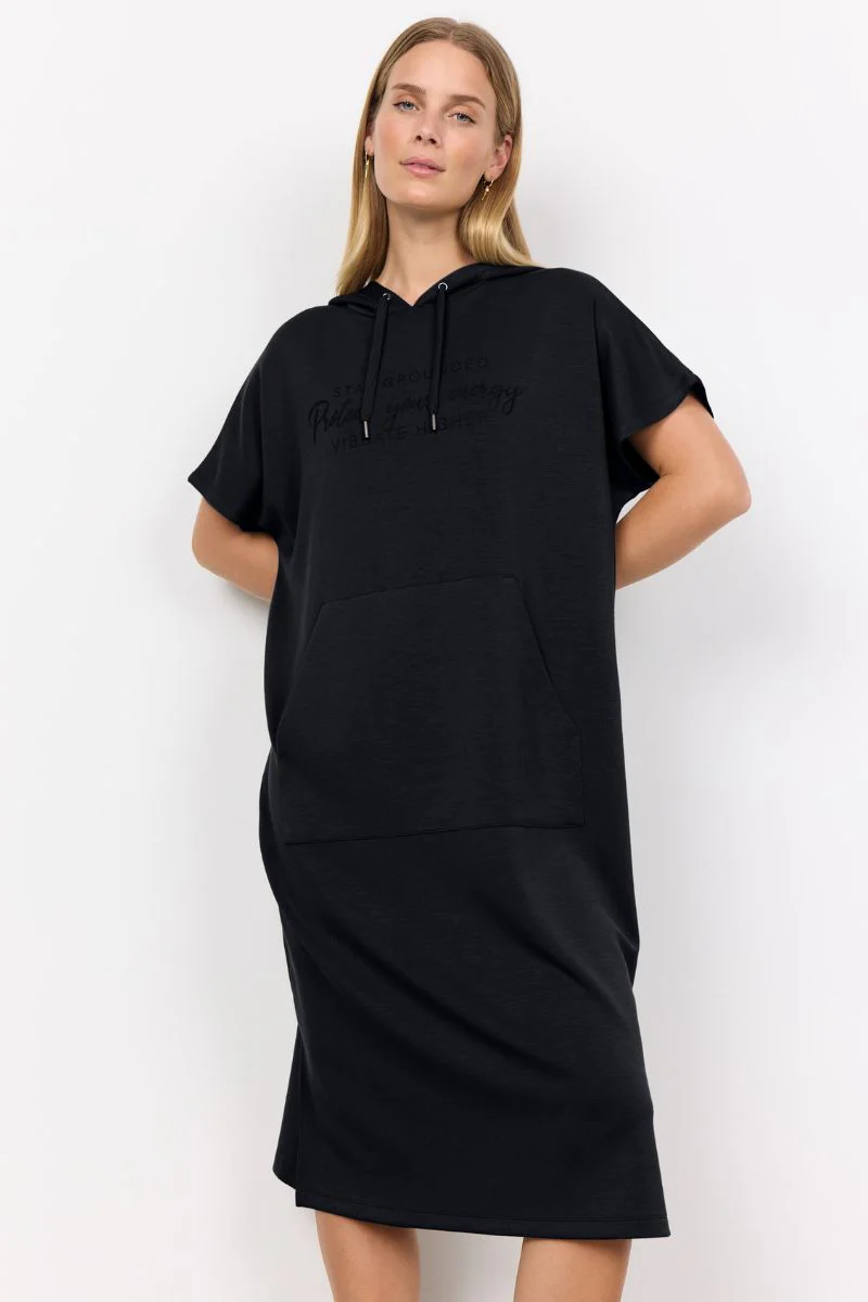 Tini Hoodie Dress | Sort | Kjole fra Statebird - Image 2
