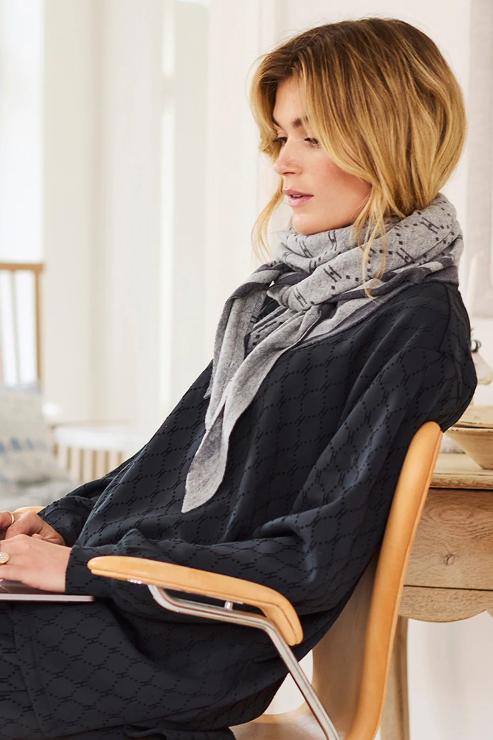Triangle Scarf | Lys Grå Melange | Tørklæde fra Hype The Detail - Image 4
