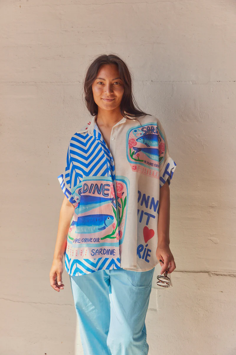 Trois truites SS shirt | Blue | Skjorte fra Atelier C - Image 6