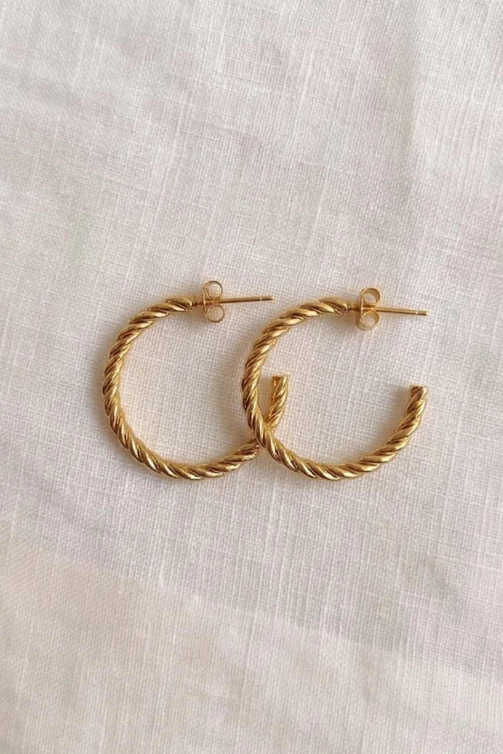 Twisted Half Hoop GD | Øreringe fra Birdsong