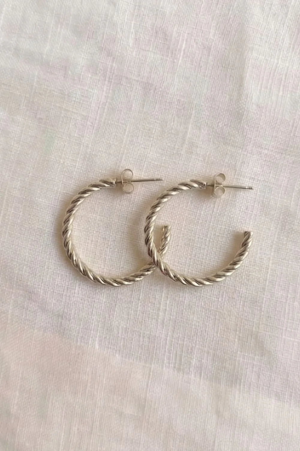 Twisted Half Hoop SS | Øreringe fra Birdsong