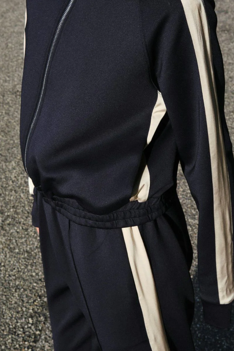 Vera Track Suit Blouse | Navy | Bluse fra Neo Noir - Image 4