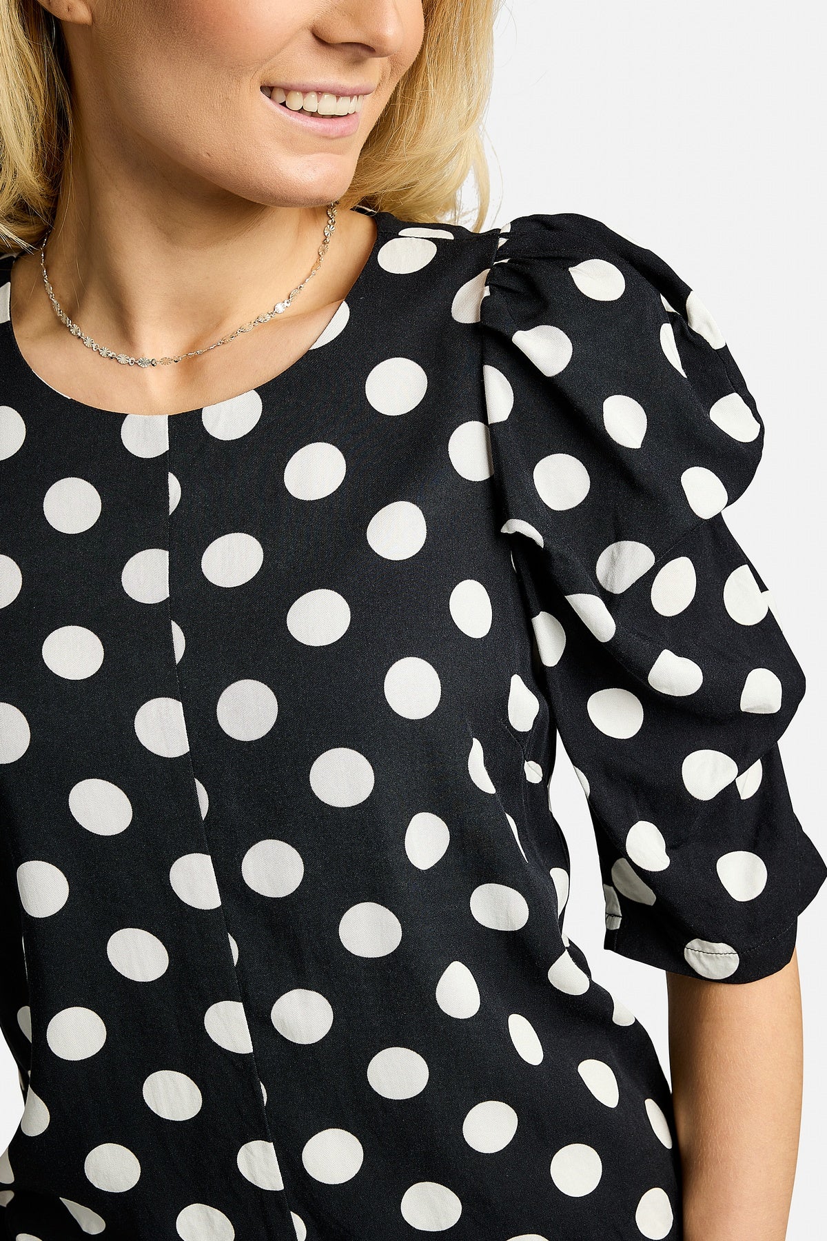 Winnie Blouse | Black White Big Dot | Bluse fra Liberté - Image 3