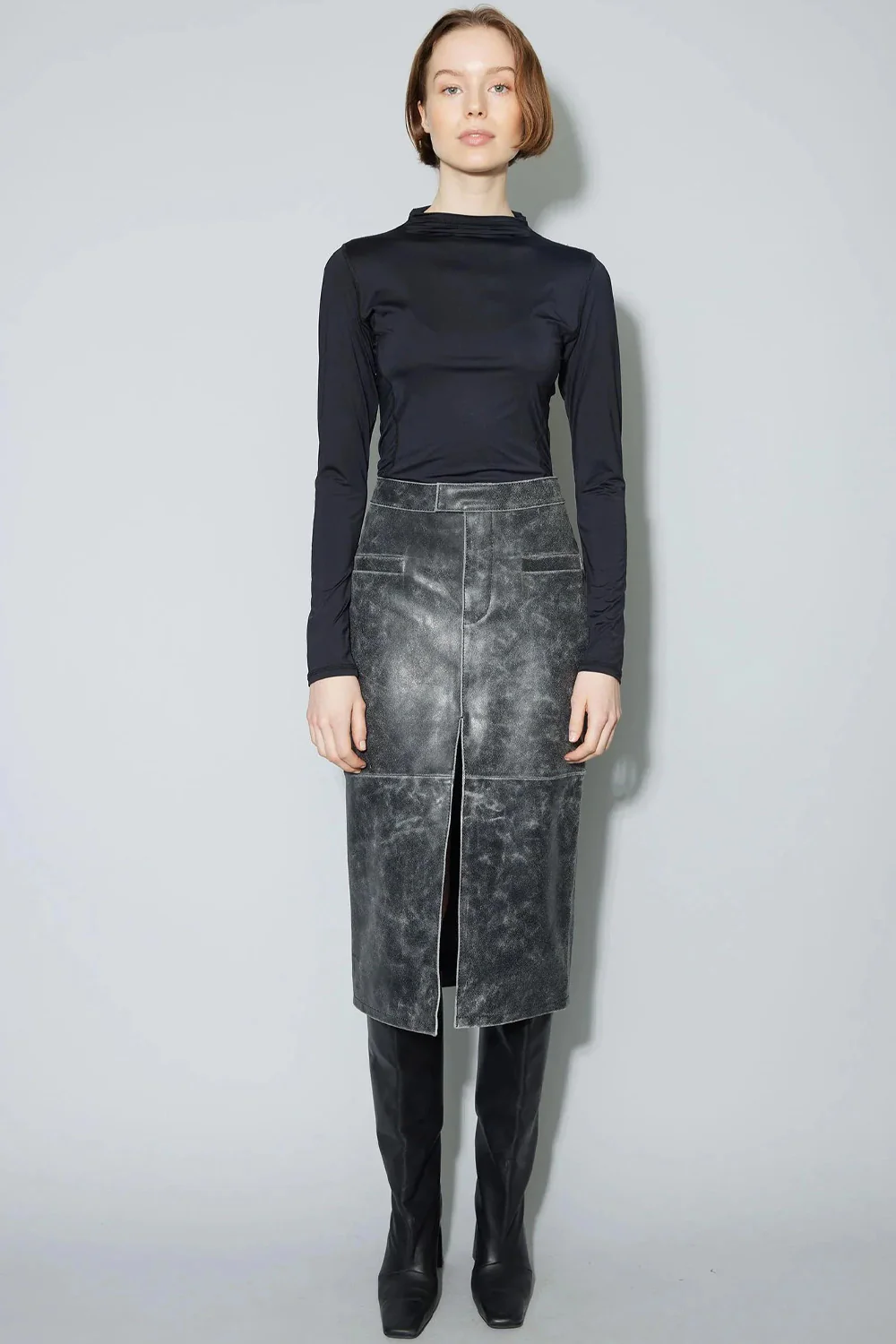 Worn Leather Midi Skirt | Sort | Nederdel fra Oval Square - Image 2
