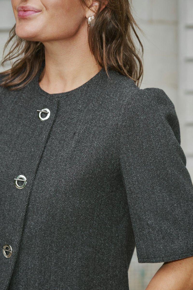 Xanthe Herringbone Blazer | Dark Grey | Blazers fra Neo Noir - Image 3
