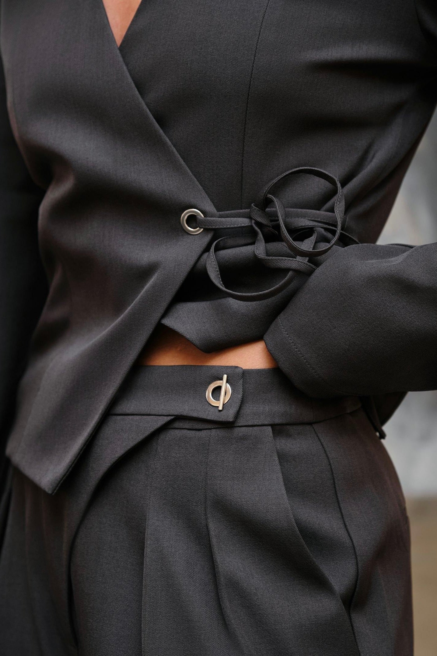 Zalka Eyelet Pants | Dark Grey | Bukser fra Neo Noir - Image 2