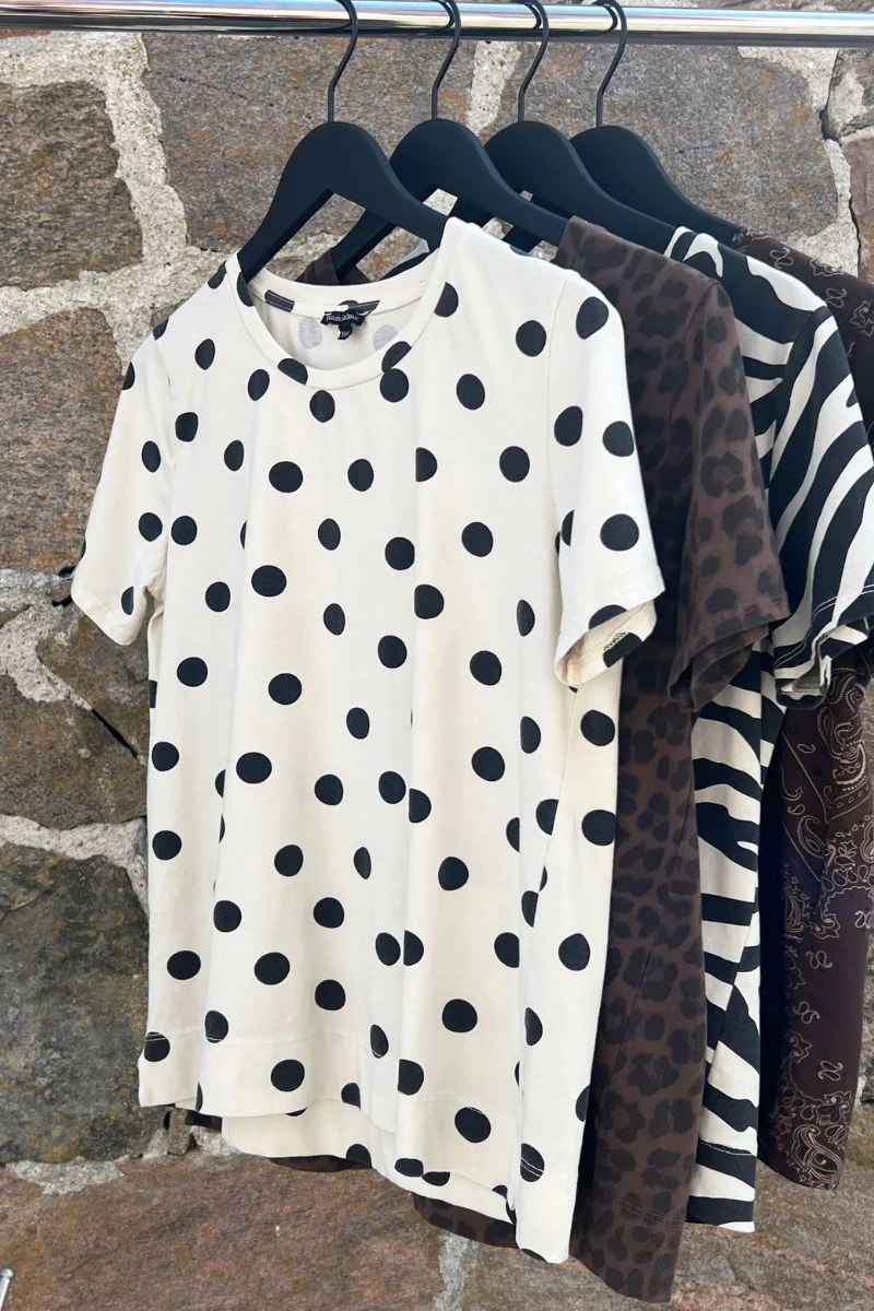 Zelda S/S T-Shirt | White Dot | T-shirt fra Black Colour - Image 2